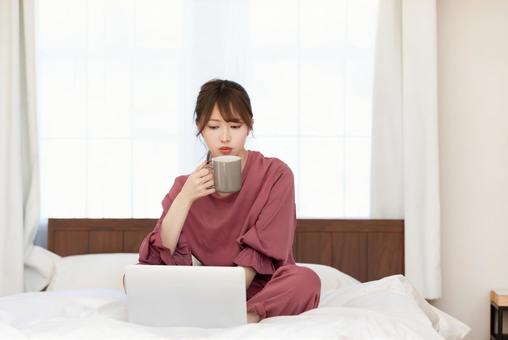 寝室でくつろぐ女性 女性,人物,ベッドの写真素材