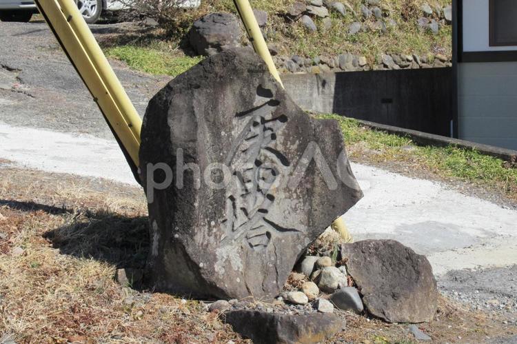 幹線道路沿いに置かれた「庚申塔」石碑 石碑,石,岩の写真素材
