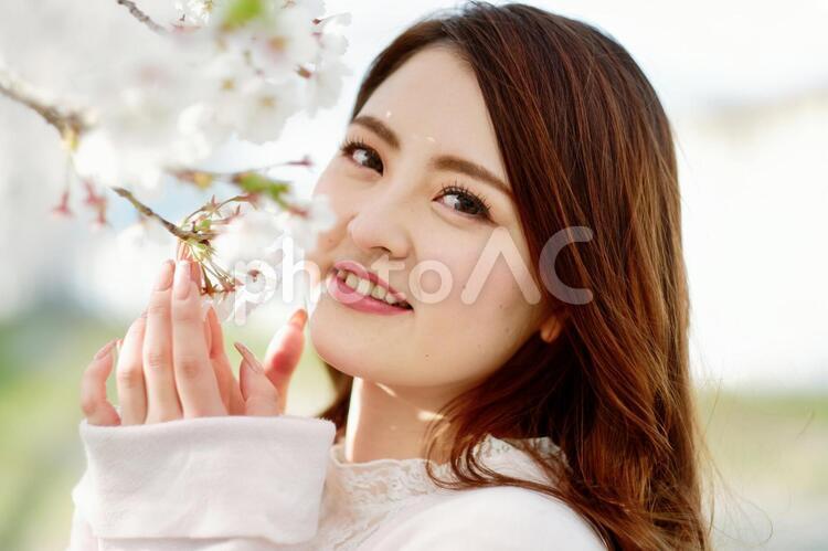 桜と派手目なメークの日本人女性11 女性,日本人,アジア人の写真素材