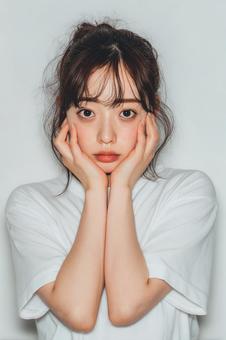 悩みを抱えるような表情の若い日本人女性 悩みを抱えるような表情の若い日本人女性の写真