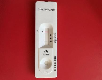 コロナ抗原検査　陽性反応　検査キット　 新型コロナウィルス,コロナ,コロナ感染の写真素材