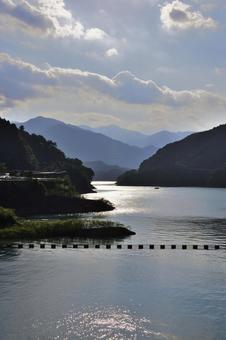 静寂に包まれた宮ヶ瀬湖と光芒 静寂に包まれた宮ヶ瀬湖と光芒 宮ヶ瀬湖,宮ヶ瀬ダム,神奈川県の写真素材