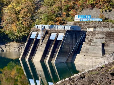 秋の福井県の九頭竜ダム　紅葉に色づく湖 ロックフィルダム,湖,自然の写真素材