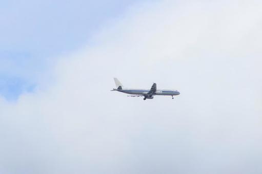 灰色の空、緑の下 灰色の空、緑の下の写真