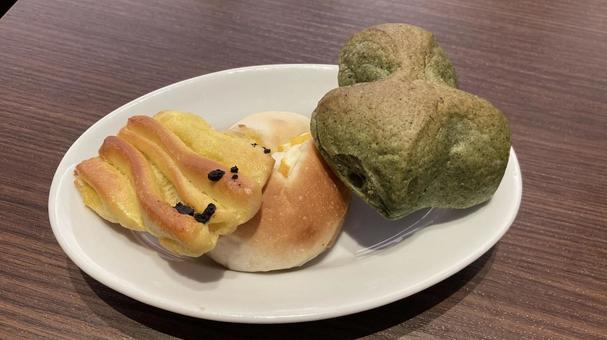 3種パン〜バナナとよもぎ、米粉 3種パン〜バナナとよもぎ、米粉 よもぎ,レモン,バナナの写真素材