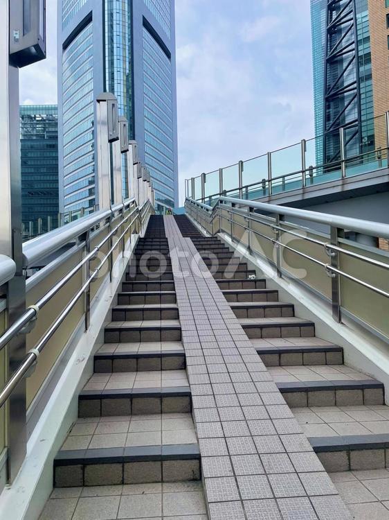 高層ビルと階段、都会の風景 階段,高層ビル,ビルの写真素材