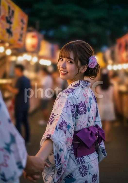 夏祭りで浴衣姿の女性が手を引き振り返る姿 夏祭り,女性,彼女の写真素材