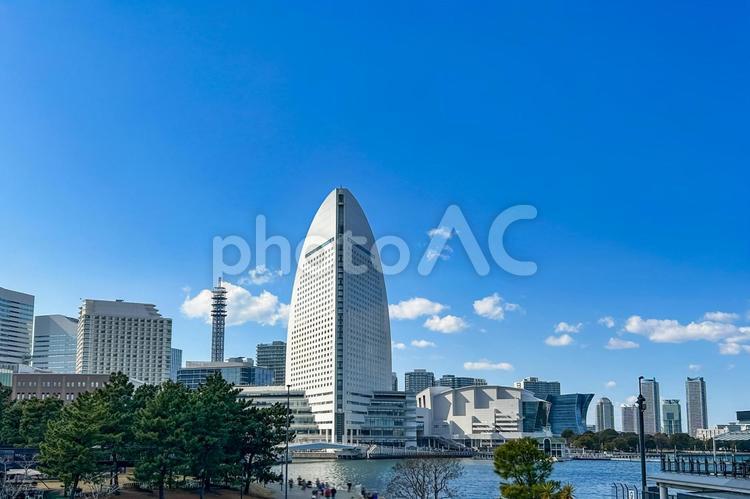 スッキリ晴れた空と美しいみなとみらいの街 みなとみらい,一望,爽やかの写真素材