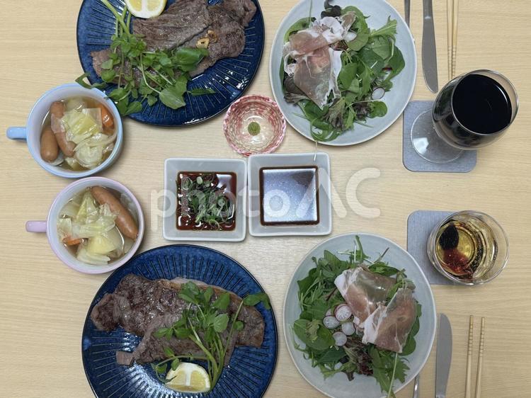 食卓にある料理のイメージ　二人分 ステーキ,食卓,赤ワインの写真素材
