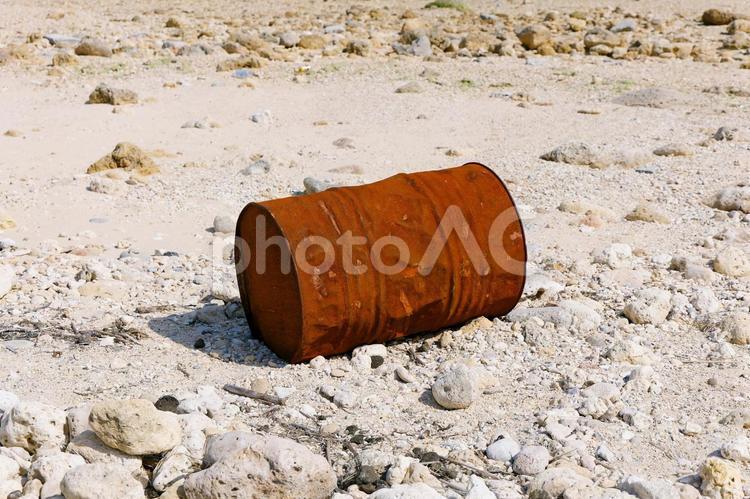 捨てられたドラム缶 捨てられたドラム缶,ビーチ,砂浜の写真素材