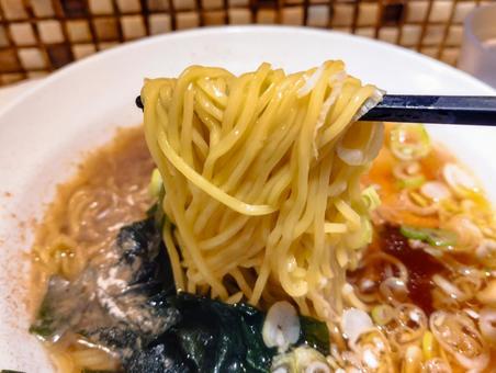 立ち食い蕎麦屋で中華そば 立ち食い蕎麦屋で中華そばの写真