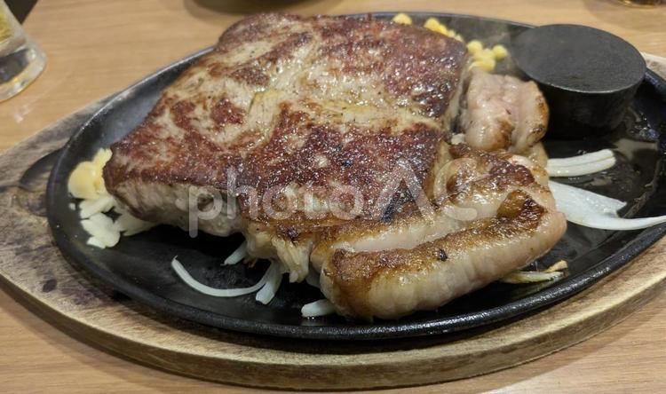 大きなステーキ 食べ物,外食,夕食の写真素材