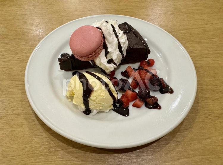 マカロンとショコラとアイスのデザート ショコラケーキ,マカロン,バニラアイスの写真素材