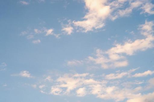 或る晴れた秋の夕暮れ、うっすらピンクの雲 夕暮れ,夕日,雲の写真素材