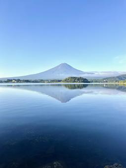 河口湖と夏の富士山 河口湖と夏の富士山の写真