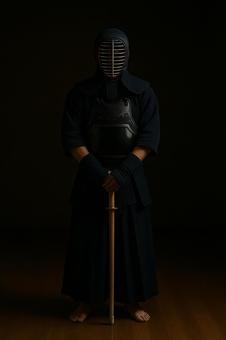 剣道防具姿で立つ剣士 剣道防具姿で立つ剣士の写真