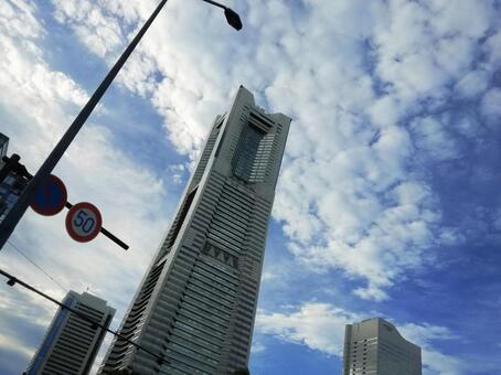 ランドマークタワーを見上げる ランドマークタワーを見上げるの写真