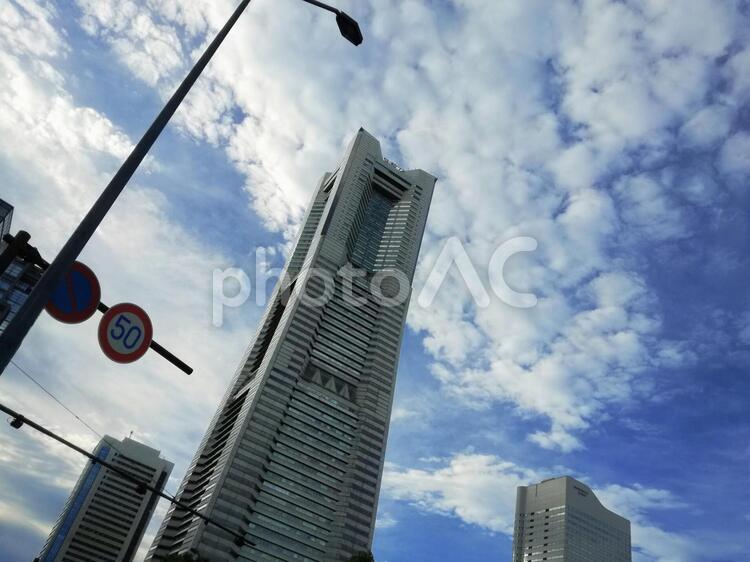 ランドマークタワーを見上げる ランドマークタワー,ランドマーク,タワーの写真素材