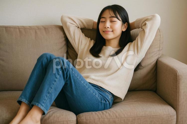 自宅のソファでくつろぐ日本人女性 おうちヨガ,女性,自宅の写真素材