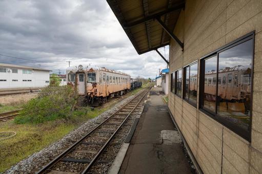 レトロ駅舎の放置されたぼろぼろの客車 レトロ駅舎の放置されたぼろぼろの客車 津軽鉄道,五所川原駅舎,ローカル線の写真素材