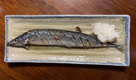 初物の秋刀魚の塩焼きに大根おろし 初物の秋刀魚の塩焼きに大根おろしの写真