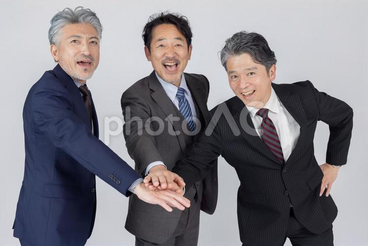 円陣で手を重ねるミドルビジネスパーソン エグゼクティブ,ビジネスマン,円陣の写真素材