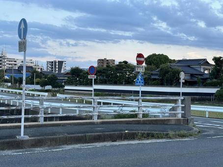 住宅街に並ぶ交通標識と道路 景色,風景,道路の写真素材