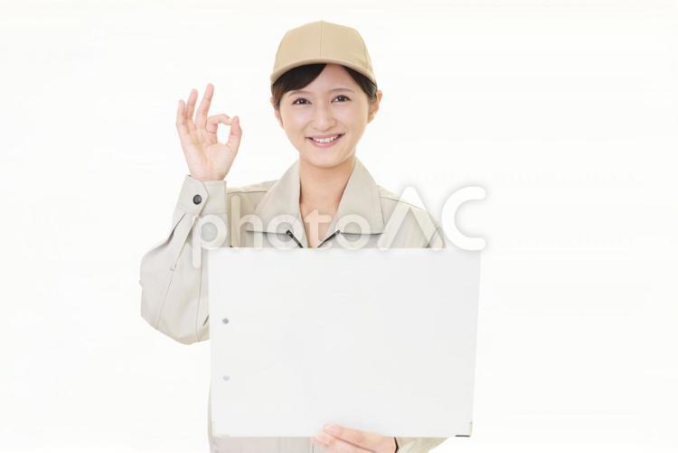 OKサインを出す笑顔の女性労働者 女性,女,作業員の写真素材