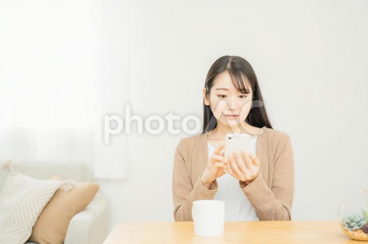 スマホを見る女性（驚く） スマホ,女性,驚くの写真素材