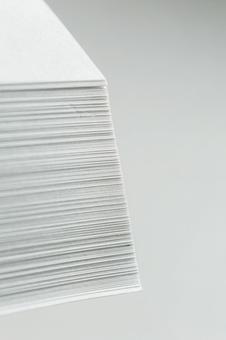 テーブルに積まれた白い用紙 紙,書類,ペーパーの写真素材