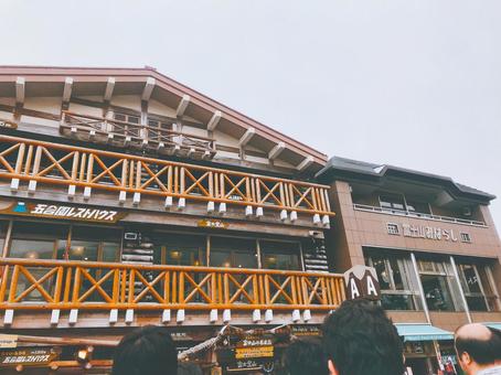 山小屋風レストランと観光客 山小屋,ログハウス,建物の写真素材