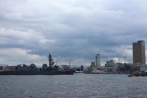 ９月下旬の高松港に寄港する護衛艦いなづま 護衛艦いなづま,海上自衛隊,寄港の写真素材