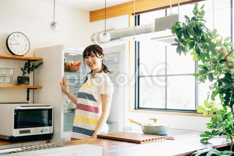 冷蔵庫の中を見る女性 冷蔵庫,冷凍庫,冷蔵の写真素材