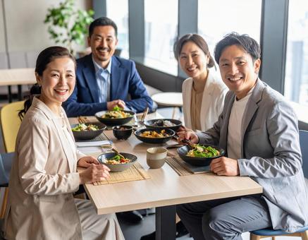 家族で食事 家族で食事の写真