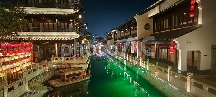 嘉善の夜、水郷に灯る伝統と光 嘉善,中国,水郷の写真素材