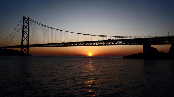 夕焼けの明石海峡大橋 夕焼けの明石海峡大橋の写真