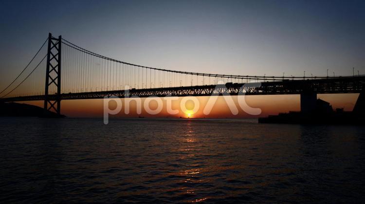 夕焼けの明石海峡大橋 夕日,夕焼け,橋の写真素材