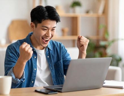 ガッツポーズで喜ぶ大学生(成功・喜び) ガッツポーズで喜ぶ大学生(成功・喜び)の写真