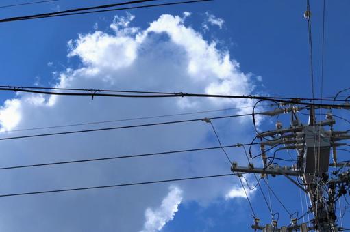 電線と青空に浮かぶ雲 電線と青空に浮かぶ雲の写真