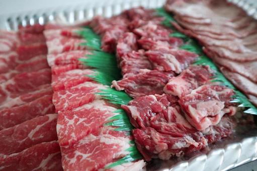 トレーに入ったお肉 トレーに入ったお肉の写真