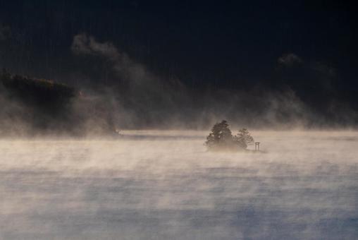 朝霧の中に浮かび上がる然別湖の弁天島 然別湖,シルエット,小島の写真素材