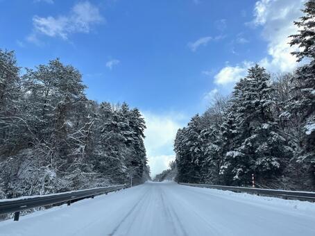 雪の晴れ間 雪道,轍,冬タイヤの写真素材