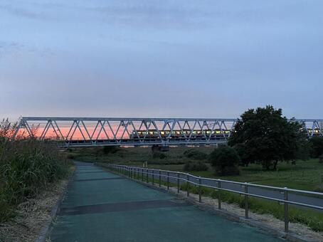 土手からの夕焼けと電車 夕焼け,土手,電車の写真素材