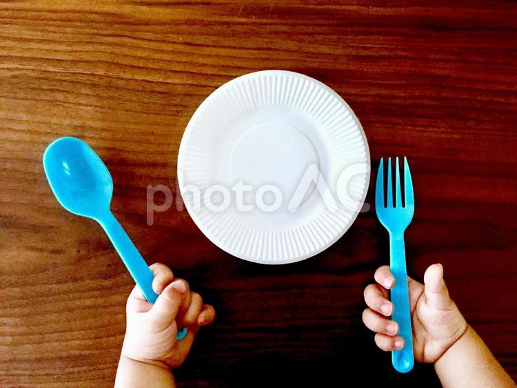おやつを待つ子供の手 （青のカトラリー) おやつ,カトラリー,子供の手の写真素材