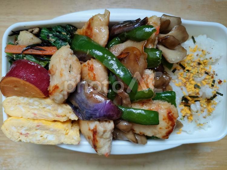 鶏つくねピーマンナス炒め弁当！ お弁当,お手製,お昼の写真素材