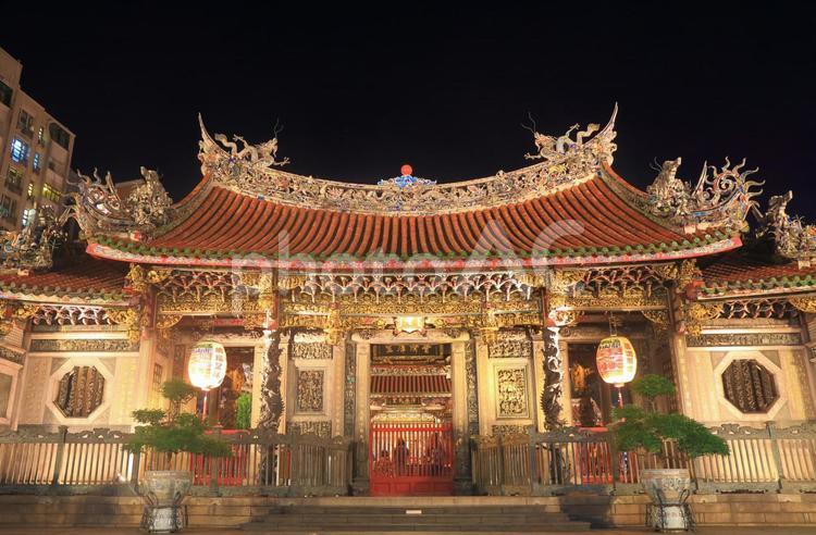 台湾　台北市の歴史的建造物　龍山寺 龍山寺,寺,寺院の写真素材
