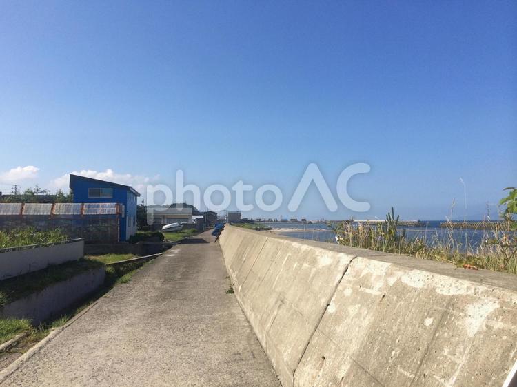 青森の海・湾と海沿いの護岸壁（胸壁 胸壁,水害,コンクリートの写真素材