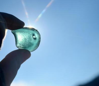 シーグラスと青空 シーグラス,青空,ガラスの写真素材