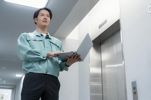 メンテナンスをする若い男性エンジニア メンテナンスをする若い男性エンジニア エンジニア,技術者,メンテナンスの写真素材