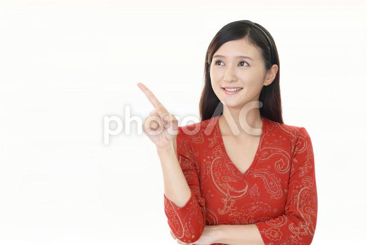 女性　指さす　笑顔 女性,主婦,健康の写真素材